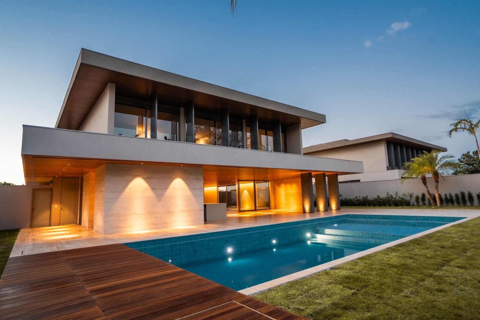 Fachada da residência com piscina ao entardecer