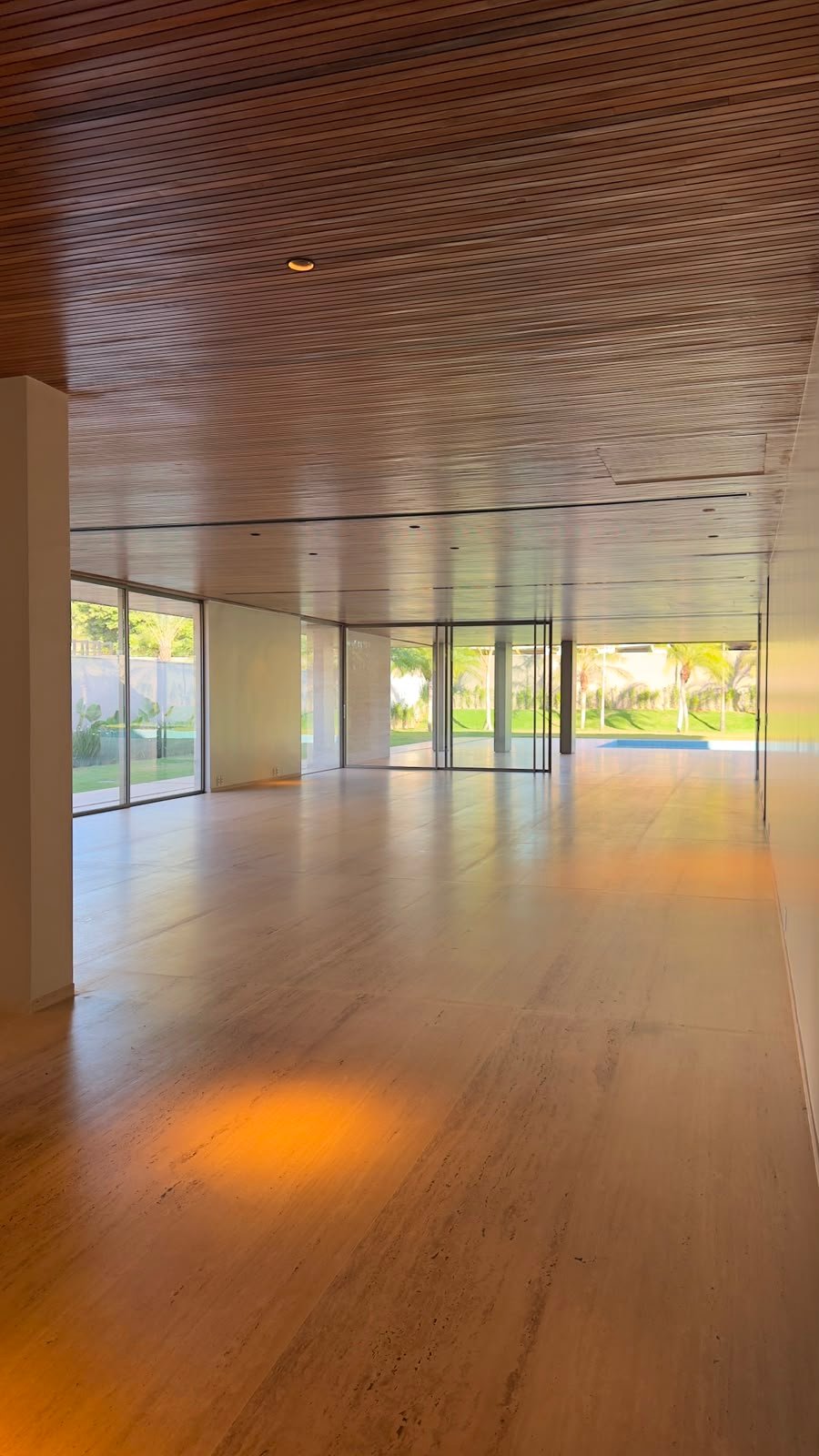 Ambiente interno amplo com forro em madeira